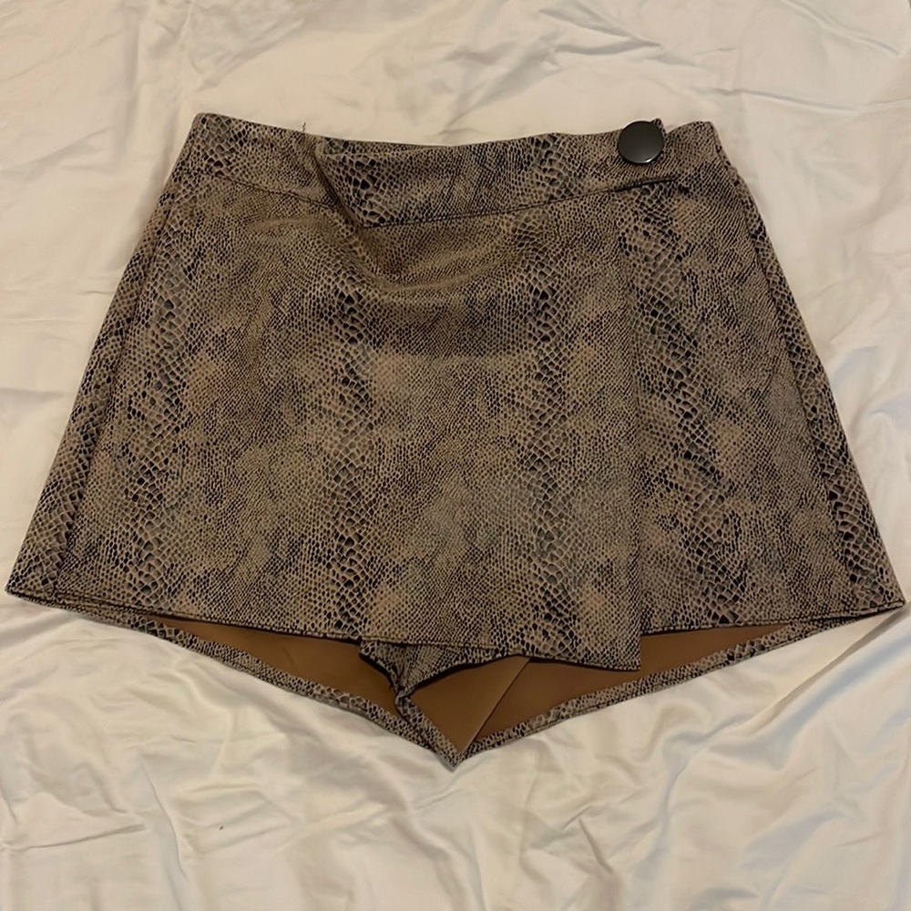 Size M , fits true to size. Material has some give to it, if between sizes.